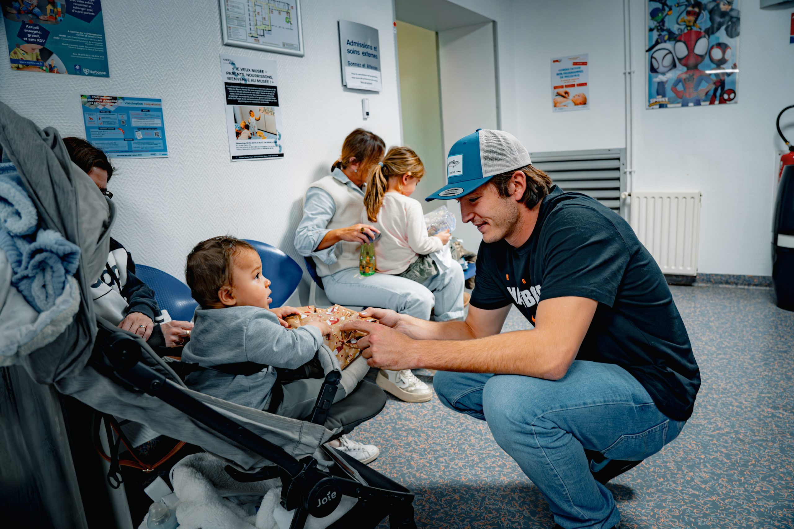 Remise d'un cadeau à un enfant hospitalisé au sein de l'hôpital de Narbonne de la part d'un joueur du racing club narbonnais